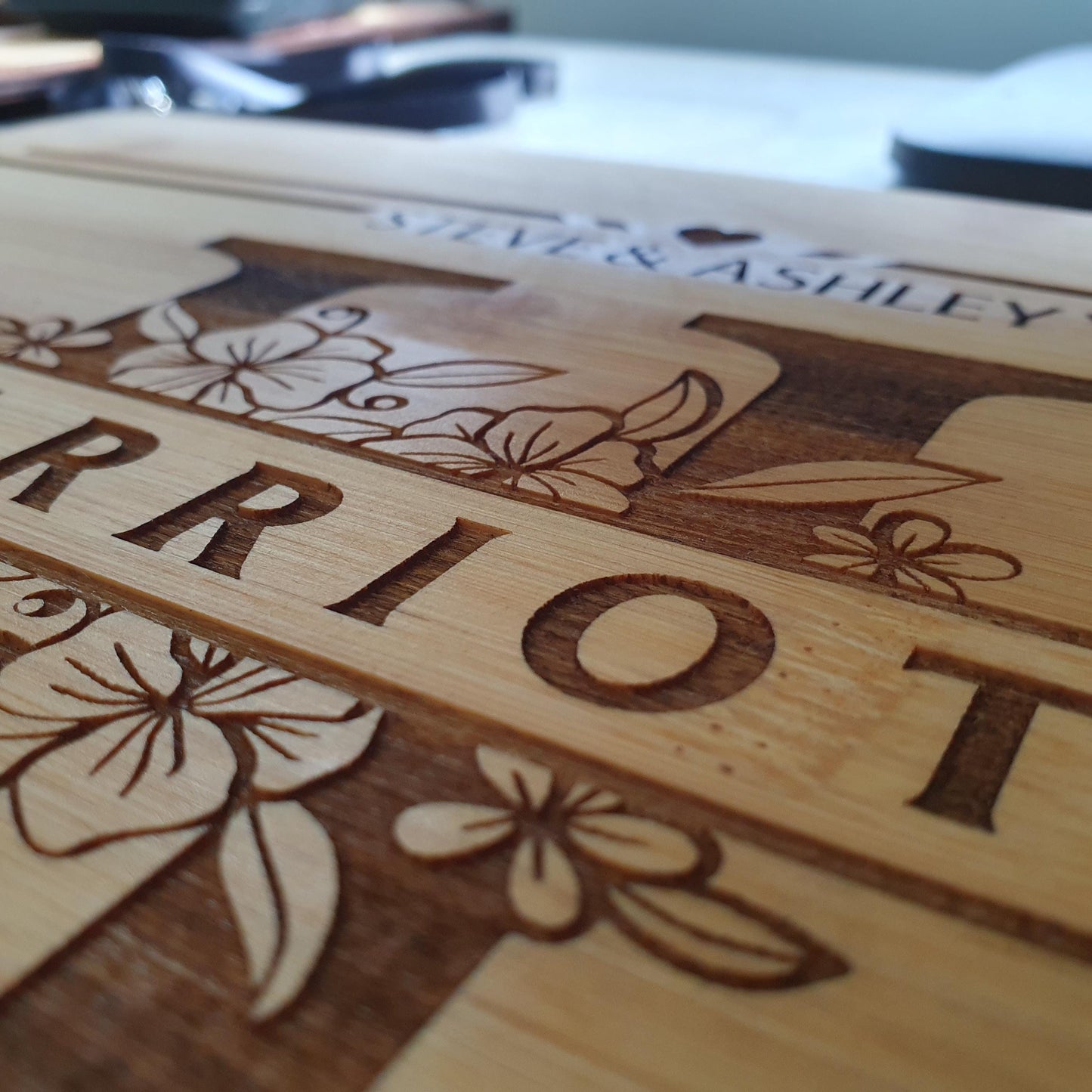 Personalised Bamboo Chopping Board – Custom Couples Gift with Monogram & Special Date – For Weddings, Anniversaries or Housewarmings