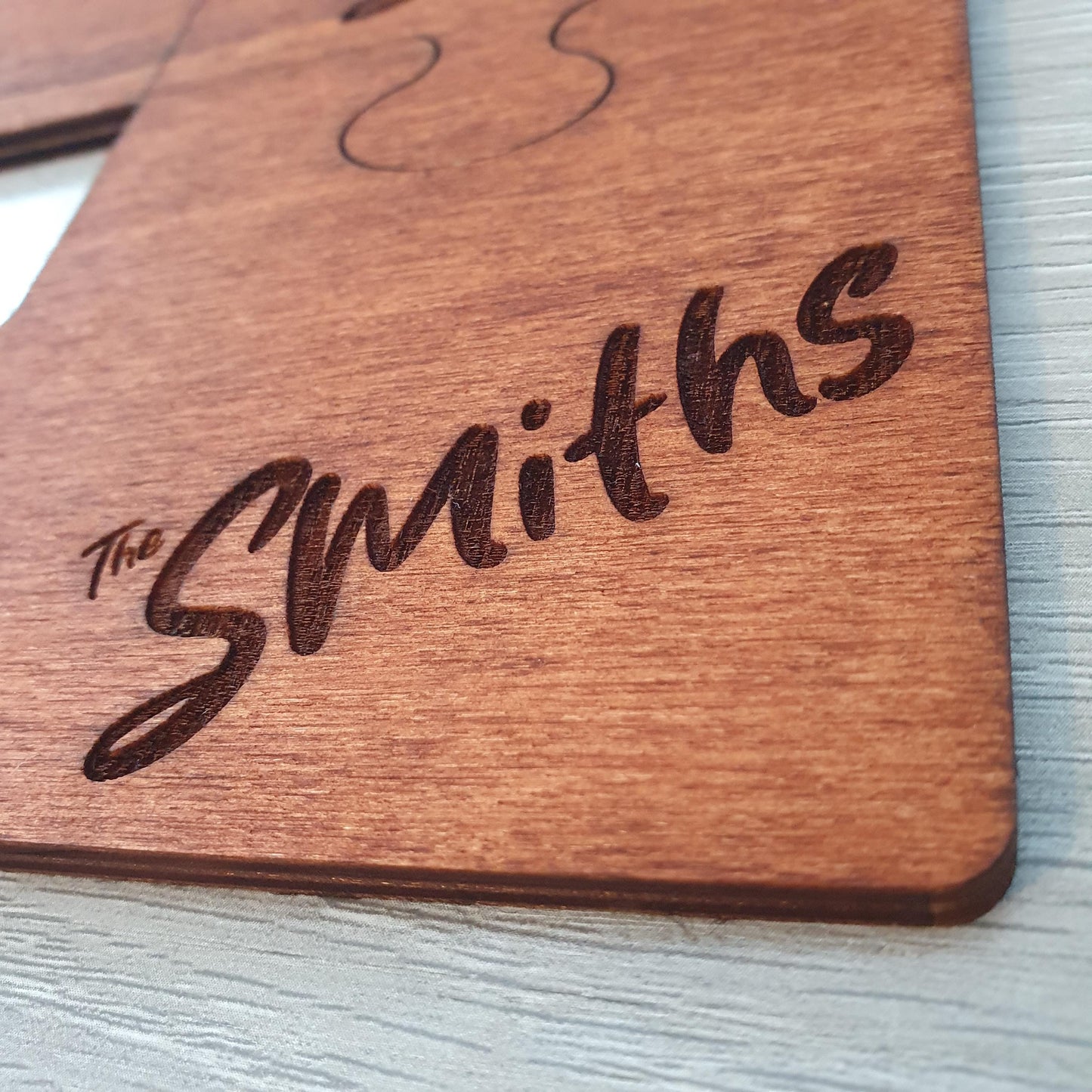 Personalised Wooden Jigsaw Coasters – Interlocking Puzzle Piece Coasters with Family Name or Initials – Custom Gift